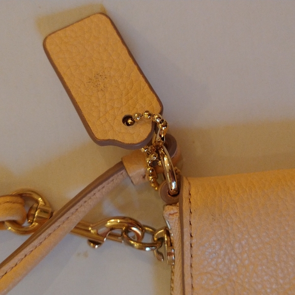 VGUC. Coach pale pink leather wristlet. - Picture 6 of 11